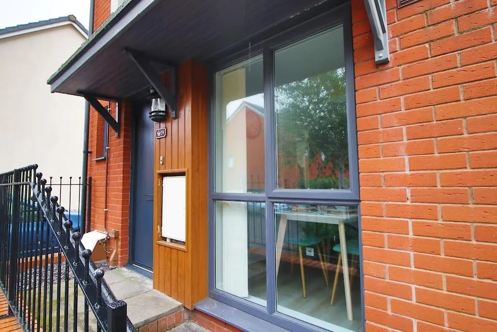 Modern Cardiff Comfort: 3-Bed House with Free Parking 0*,