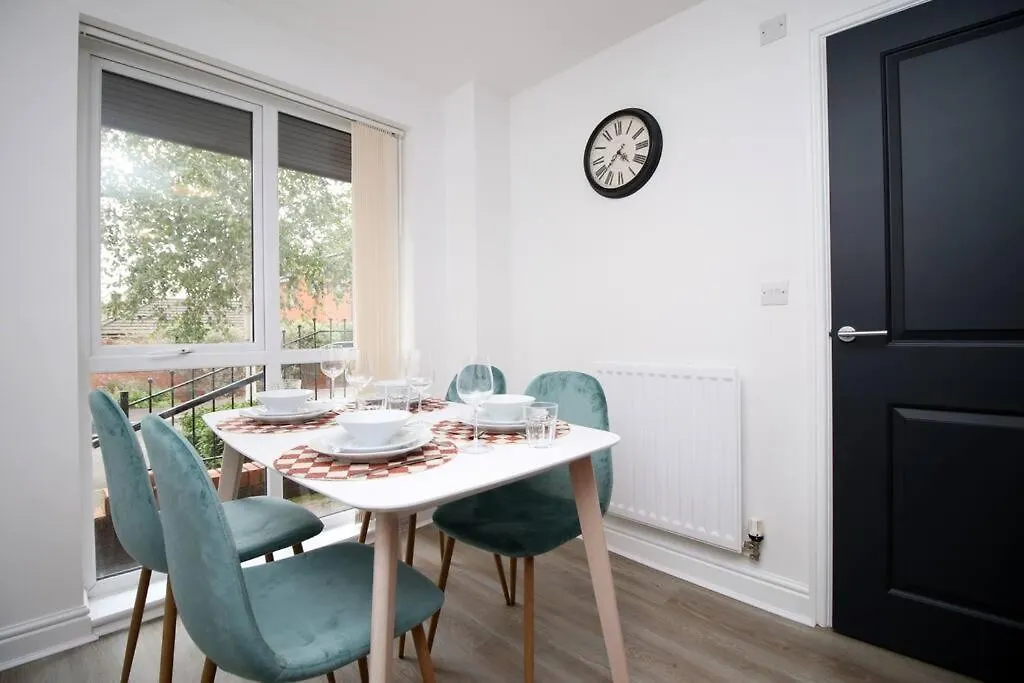 Modern Cardiff Comfort: 3-Bed House with Free Parking 0*,