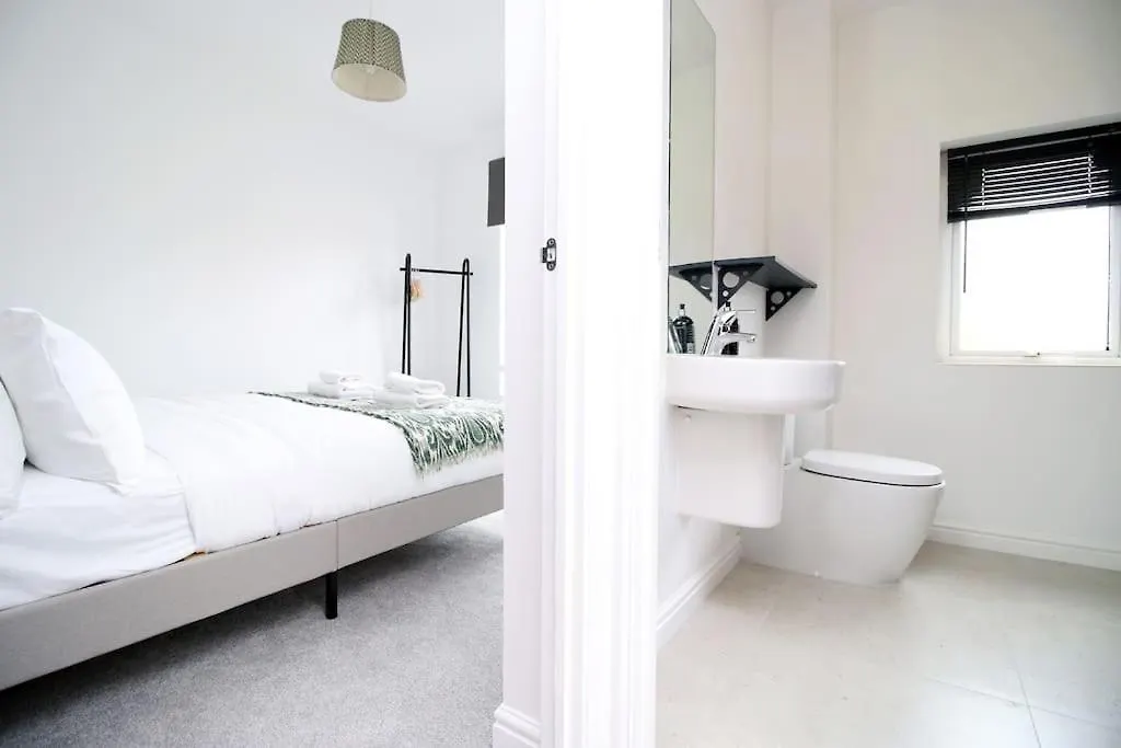 Holiday home Modern Cardiff Comfort: 3-Bed House with Free Parking