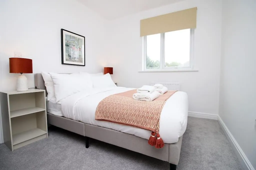 Modern Cardiff Comfort: 3-Bed House with Free Parking Holiday home