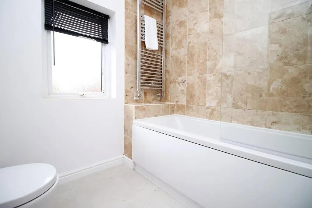 Modern Cardiff Comfort: 3-Bed House with Free Parking Holiday home