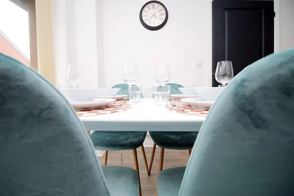 Modern Cardiff Comfort: 3-Bed House with Free Parking Holiday home