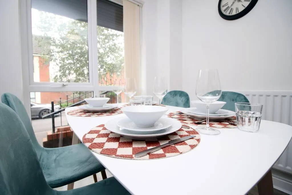 Modern Cardiff Comfort: 3-Bed House with Free Parking