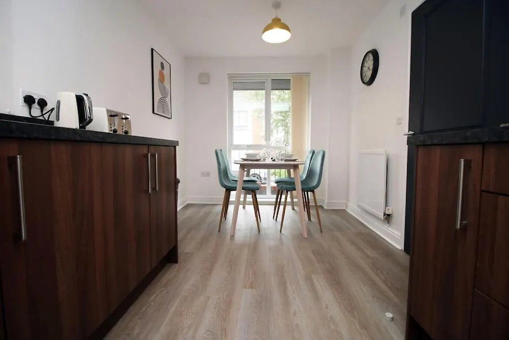 Holiday home Modern Cardiff Comfort: 3-Bed House with Free Parking