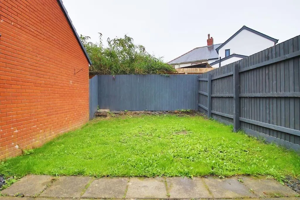 Modern Cardiff Comfort: 3-Bed House with Free Parking Holiday home