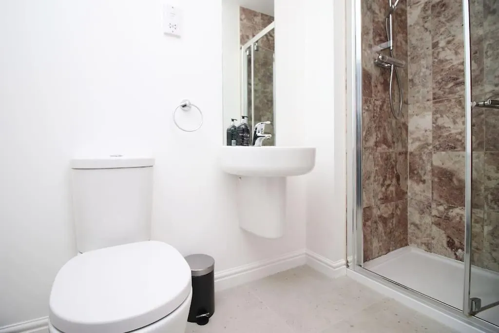Modern Cardiff Comfort: 3-Bed House with Free Parking Holiday home