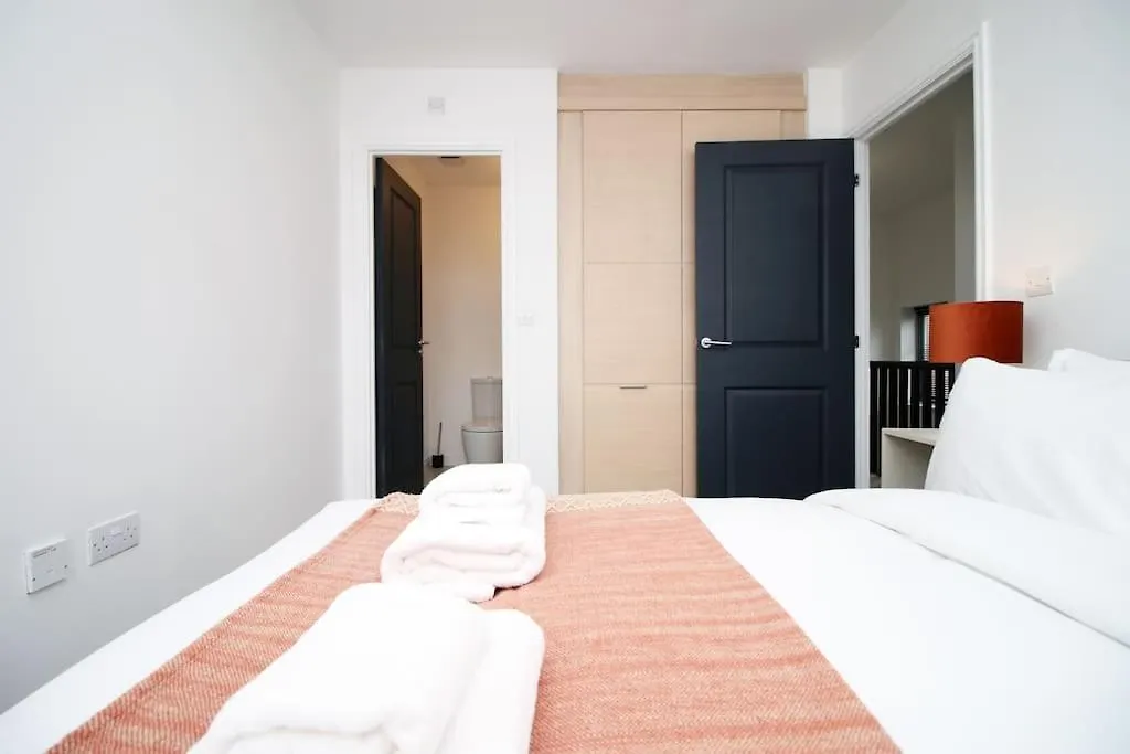 Modern Cardiff Comfort: 3-Bed House with Free Parking Holiday home