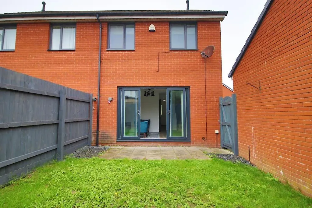 Modern Cardiff Comfort: 3-Bed House with Free Parking Holiday home